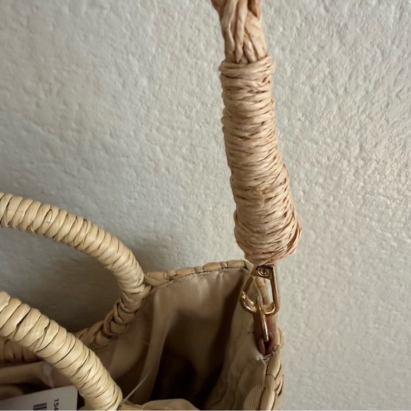 Elegant Tan Woven Shoulder Bag - Picture 6 of 12